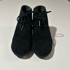 TOMS Wedge Suede Boots Women’s 8.5W Black Lace Up Mid Top Casual Office Preowned